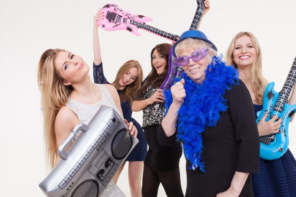 Frauen mit Musikinstrumenten tanzen