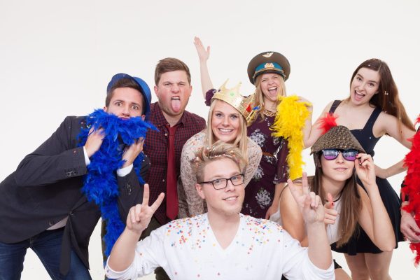 Leute machen Foto vor Fotobox