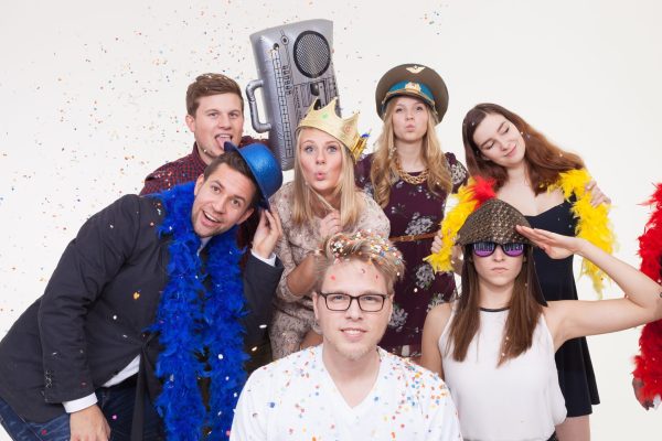 Leute machen Foto vor Fotobox