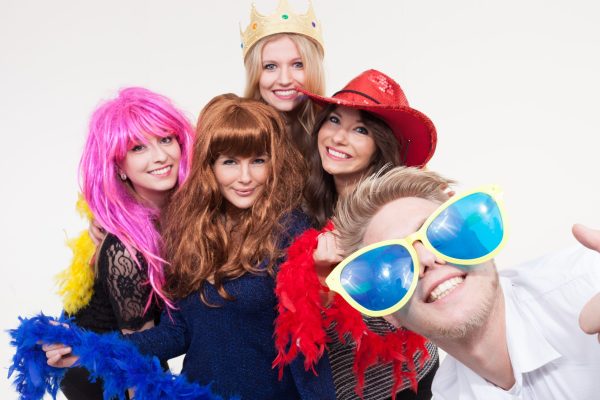 Freundinnen machen Foto vor Photobooth