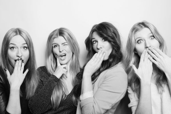 Gruppe junger Frauen macht Partyfoto