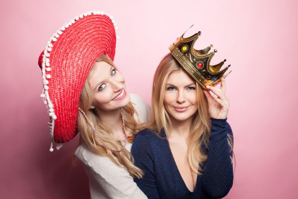 Freundinnen machen lustiges Partyfoto