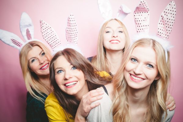 Frauen mit Hasenohren