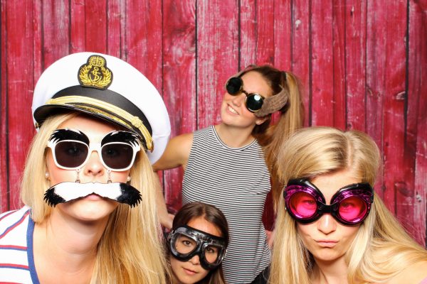 Mächengesichter mit lustigen Brillen - Party mit Photo Booth