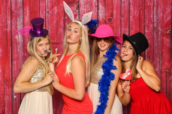 Mädchengruppe mit Hüten und Hasenohren - Party mit Photo Booth