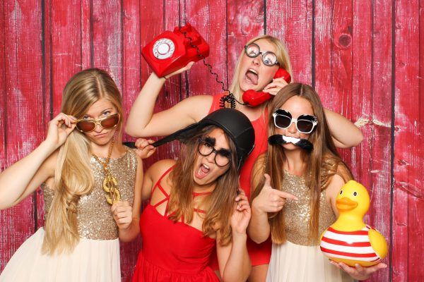 Photo Booth Party mit lustigen Probs - Junge Mädchen albern vor