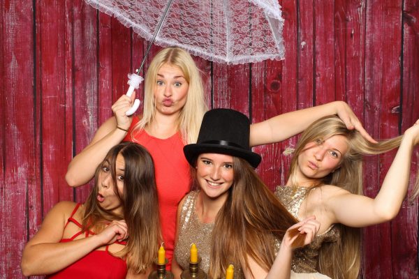 Junge Frauen machen Party und albern herum - Fotobox Party